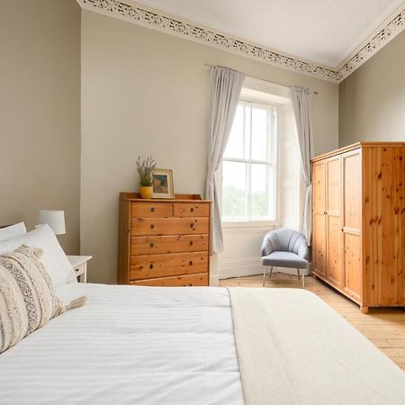 2 Bed Old Town Apartment - Next To Castle Единбург Екстериор снимка